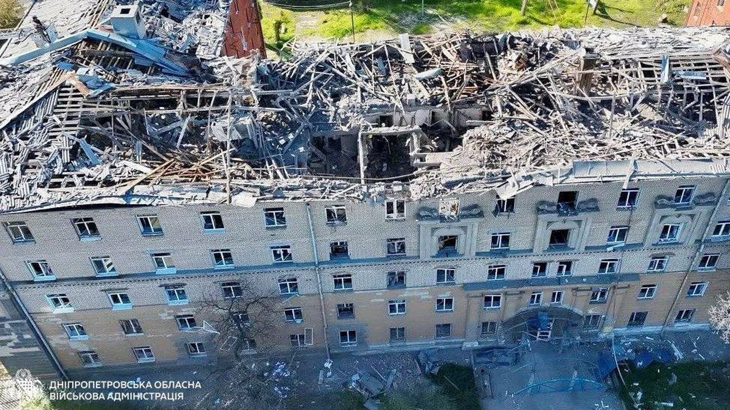 Ein Foto zeigt das Ausmass der Zerstörung im getroffenen Studentenwohnheim in Dnipro. Laut Behördenangaben wurde eine Person getötet und elf weitere verletzt.