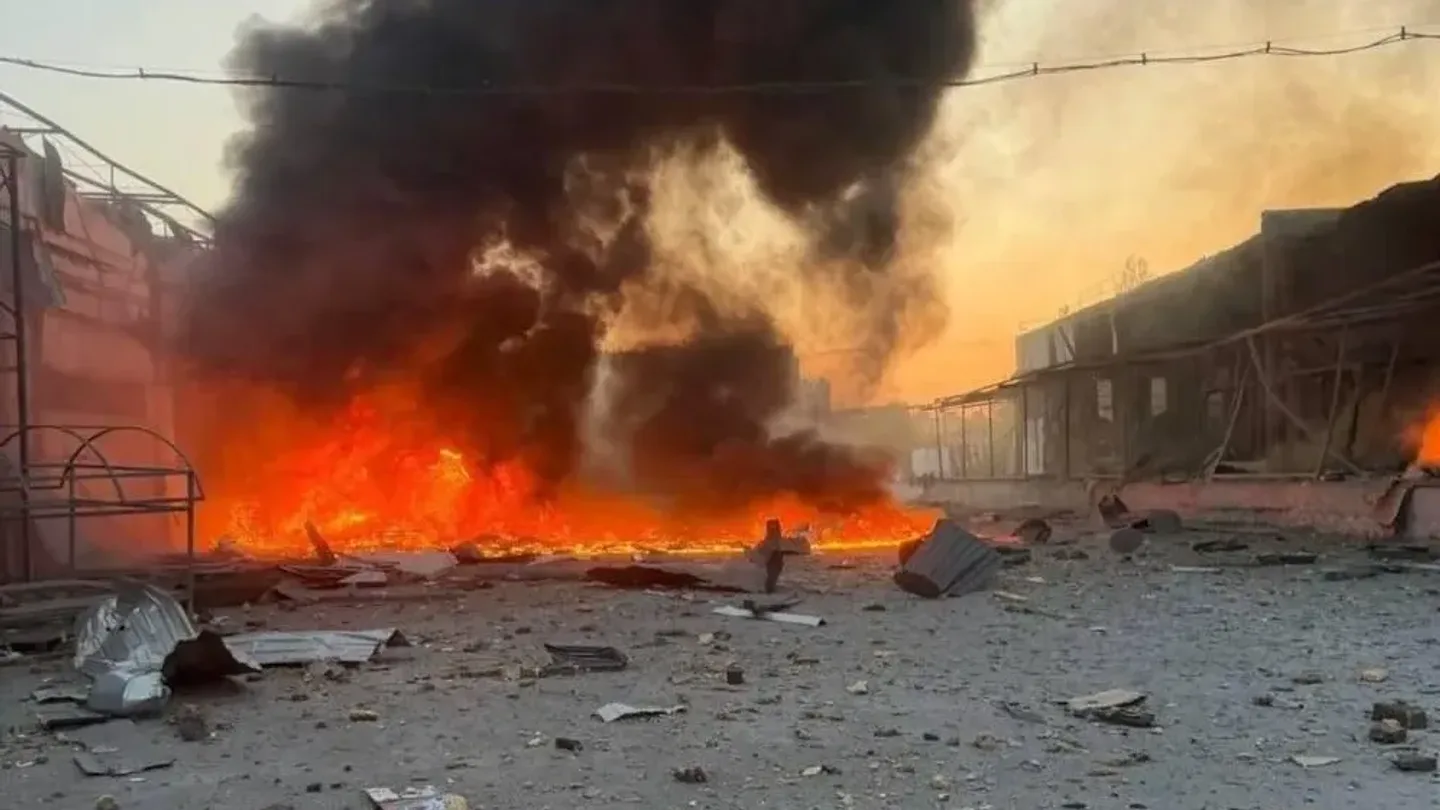 Nach dem Angriff auf ein VARUS-Lager in Dnipro steigt Rauch auf.