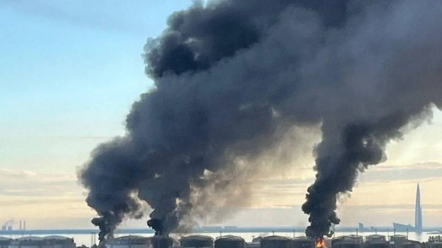 Nach dem Angriff auf den Ölterminal bei St. Petersburg ist Rauch zu sehen.