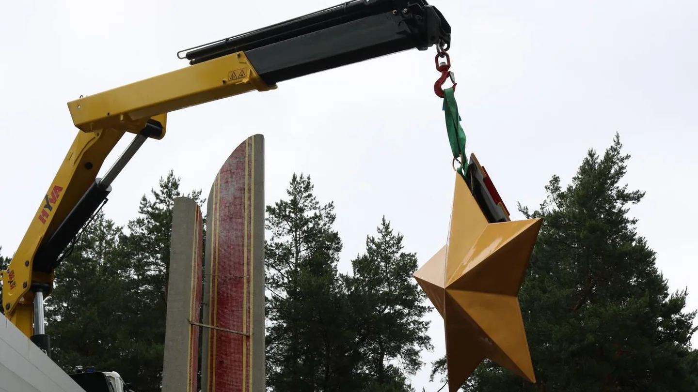 An der Stadteinfahrt Kiew wurde ein sowjetischer Heldenstern von der Stele entfernt.