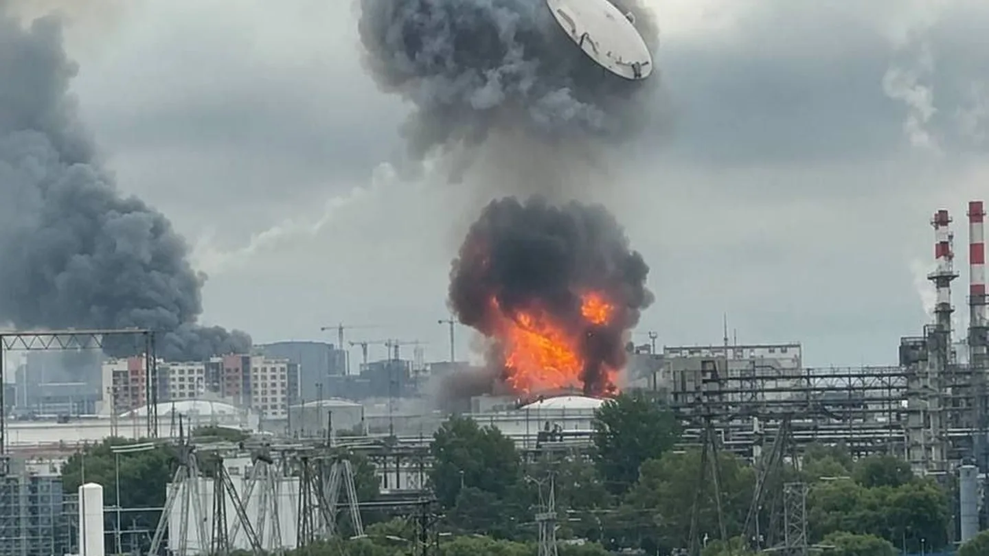 Drohnenangriff auf einen Tank der Raffinerie in Moskau.