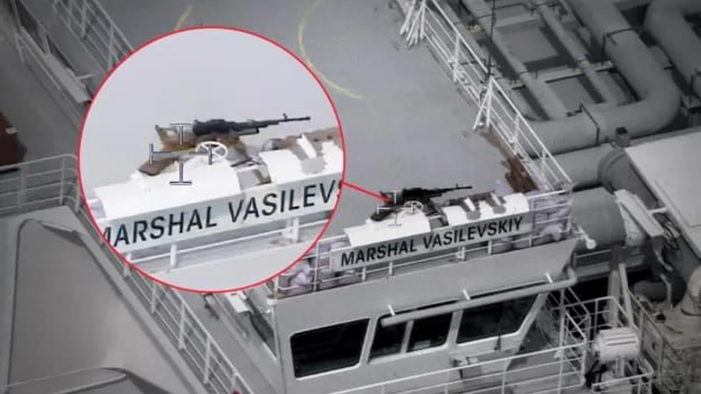 Tanker mit sichtbaren Geschützen auf der Brücke