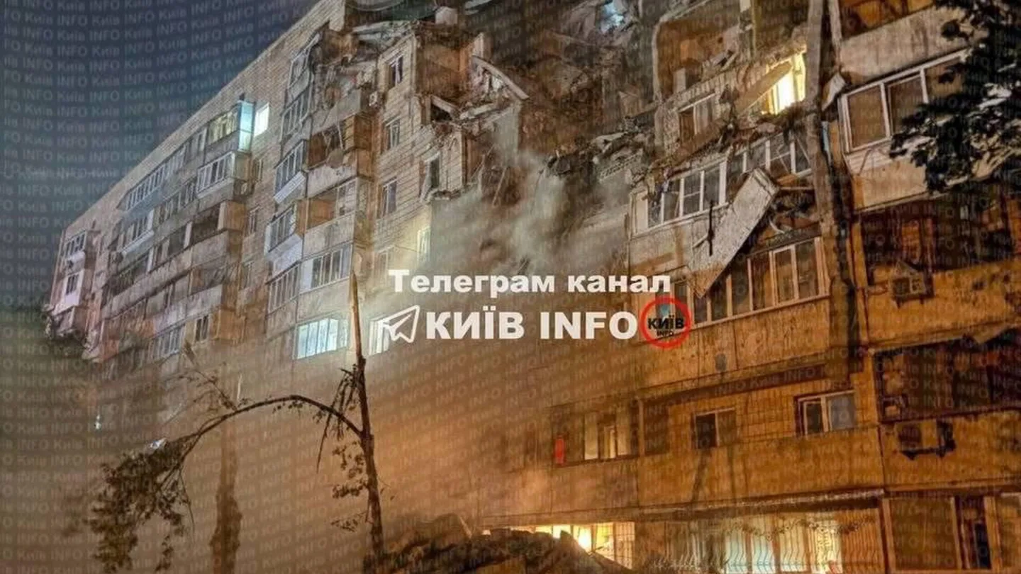 Eine teilweise zerstörte Wohnhochhaus in Kiew nach dem Einschlag.