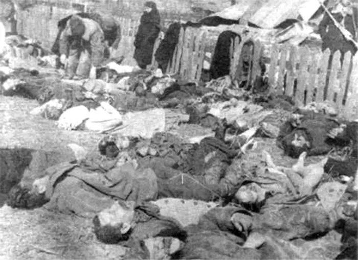 Polnische Zivilisten als Opfer des Massakers vom 26. März 1943, das von der Ukrainischen Aufständischen Armee (UPA) mit Hilfe ukrainischer Bauern im Dorf Lipniki begangen wurde