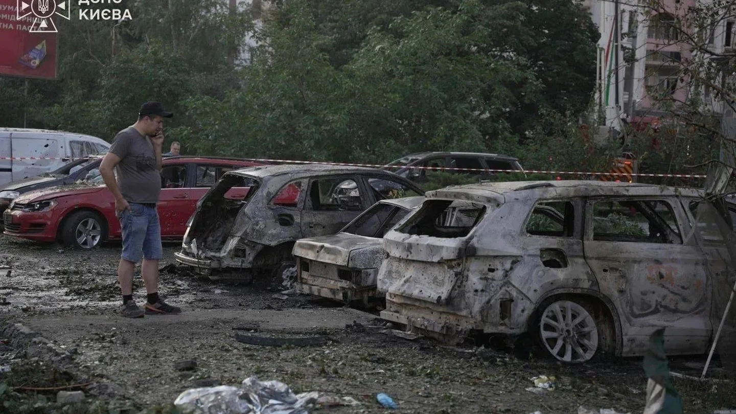 Nach dem russischen Angriff brennen und rauchen beschädigte Gebäude und Fahrzeuge in Kiew.