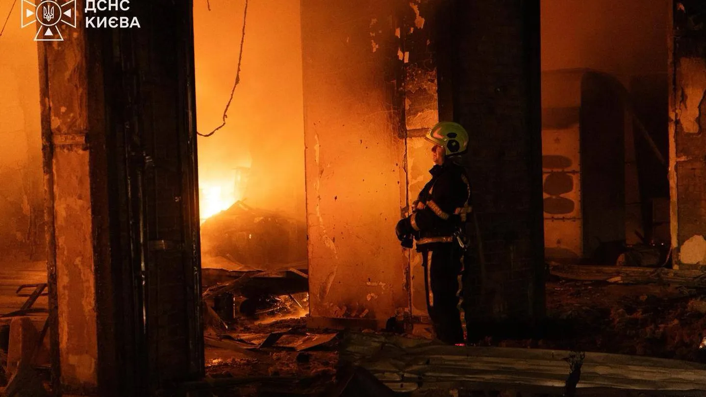 Brand in einem Wohngebiet in Kiew nach einem nächtlichen Luftangriff.