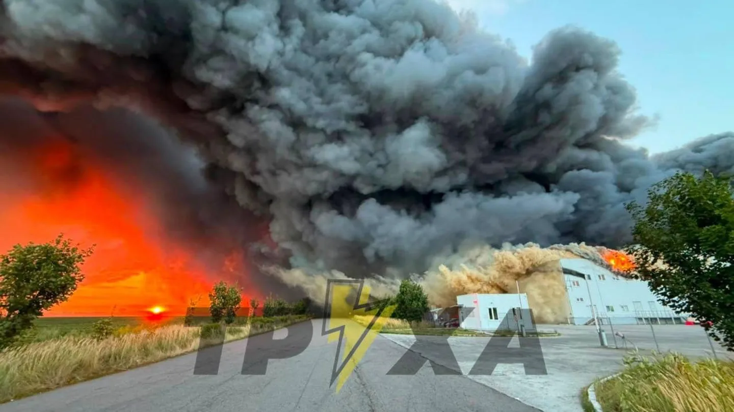 Brand in einem Lager der Supermarktkette Fora in Kiew.