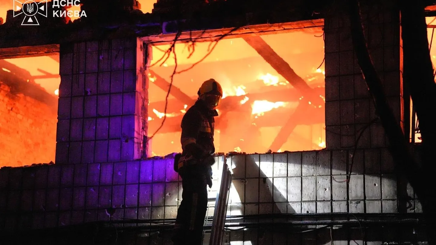 Rettungskräfte arbeiten nach einem Angriff in einem Kiewer Stadtviertel an einem beschädigten Gebäude.