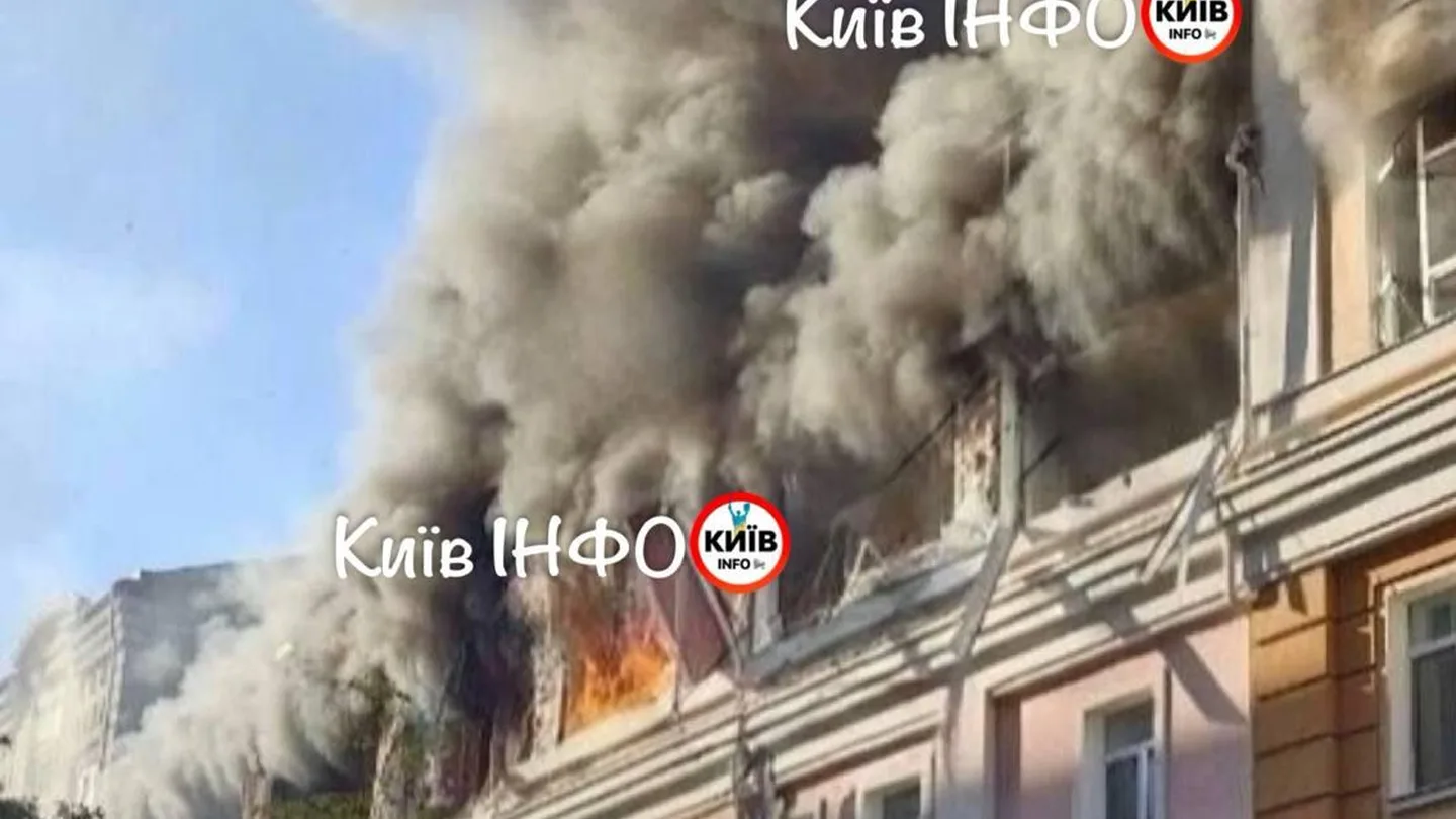 Ein brennendes Gebäude nahe dem Kiewer Hauptbahnhof nach dem Drohnenangriff.
